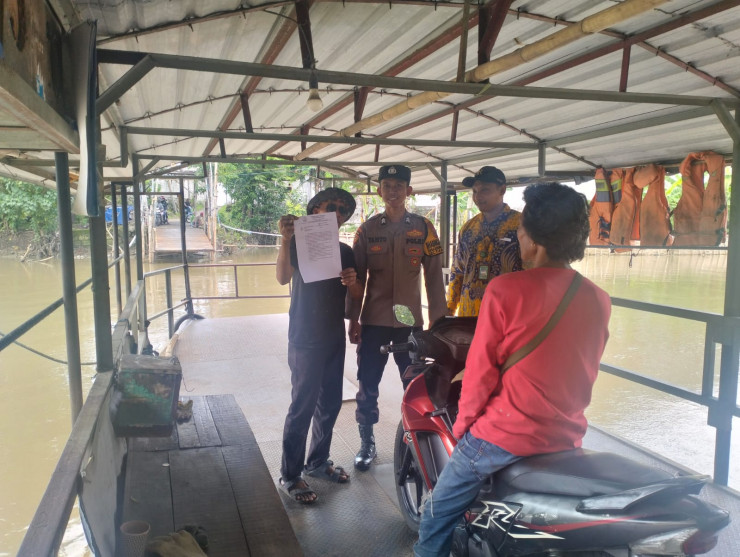 Polisi Beri Himbauan Keamanan kepada Operator Penyeberangan di Krembangan Taman