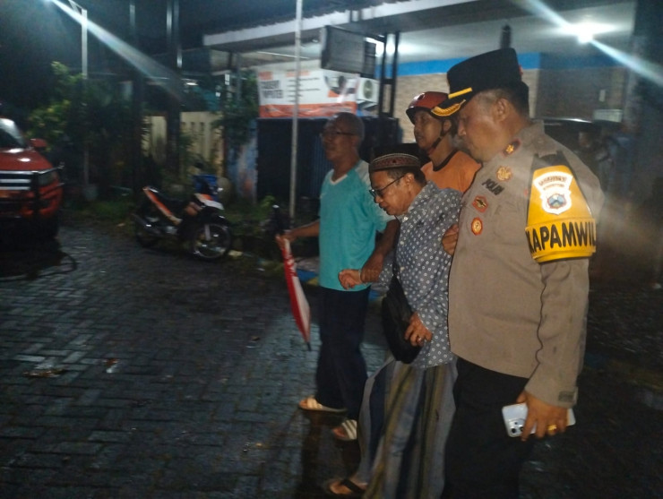 Diterjang Angin Kencang, Kapolsek Gedangan Datangi Rumah Warga Terdampak