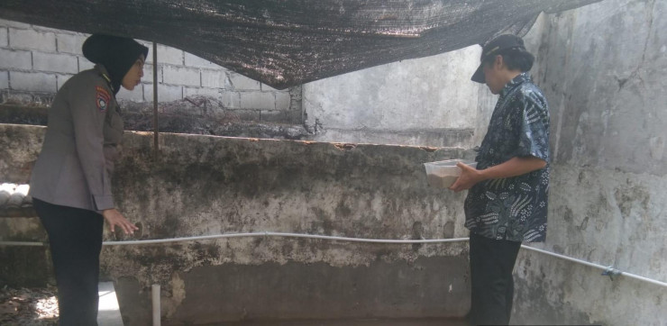 Dukung Ketahanan Pangan, Kanit Binmas Polsek Waru Tinjau Budidaya Lele di Lahan Fasum Desa Wedoro