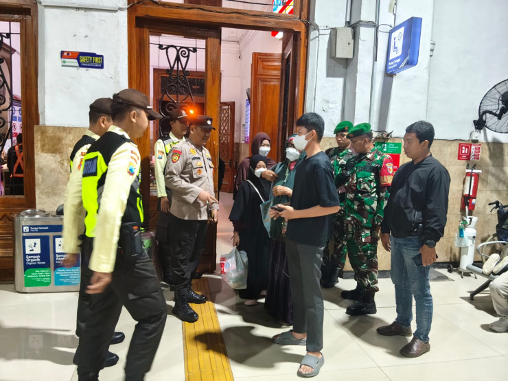 Sambut Libur Nataru, Sinergitas TNI-Polri Pastikan Keamanan Stasiun Kereta Api