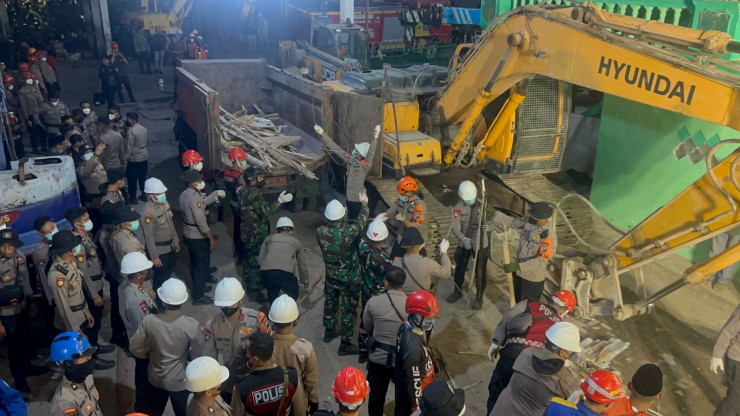 Personel TNI-Polri Berjibaku Bersihkan Puing Reruntuhan Bangunan Ponpes