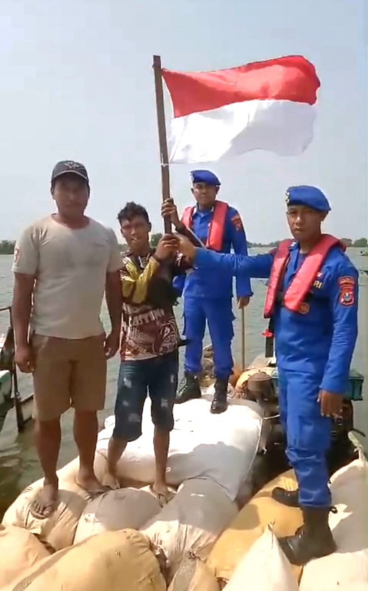 Satuan Polairud Polresta Sidoarjo Gelar Patroli Keamanan dan Bagikan Bendera Merah Putih di Dermaga Tlocor