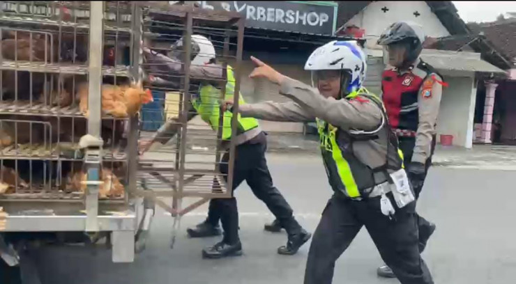 *Respon Cepat Tim Urai Polres Blitar Bantu Kendaraan Mogok, Arus Lalu Lintas Tetap Lancar*