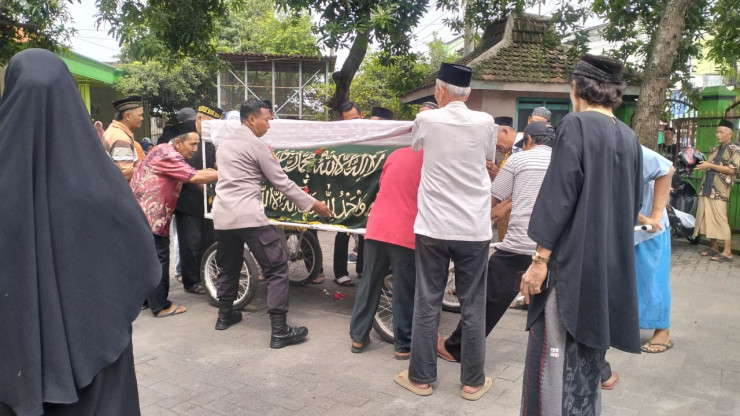 Anggota Polsek Buduran, Bantu Prosesi Pemakaman Warga